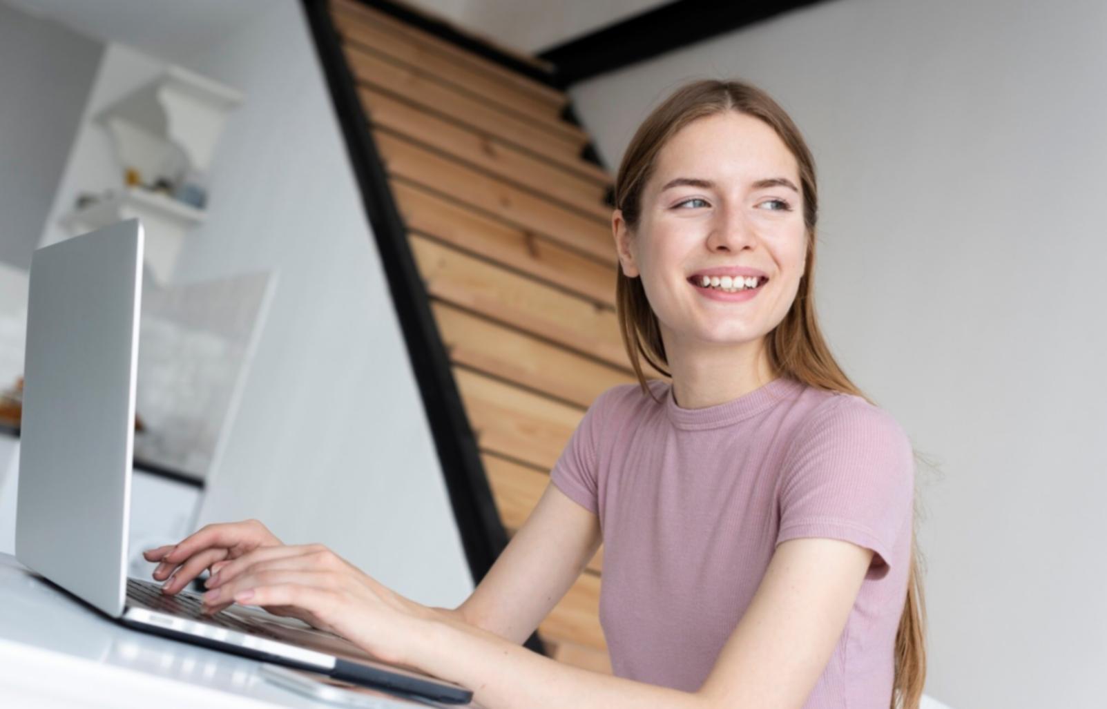 Persona organizando documentos financieros en un espacio de trabajo ordenado