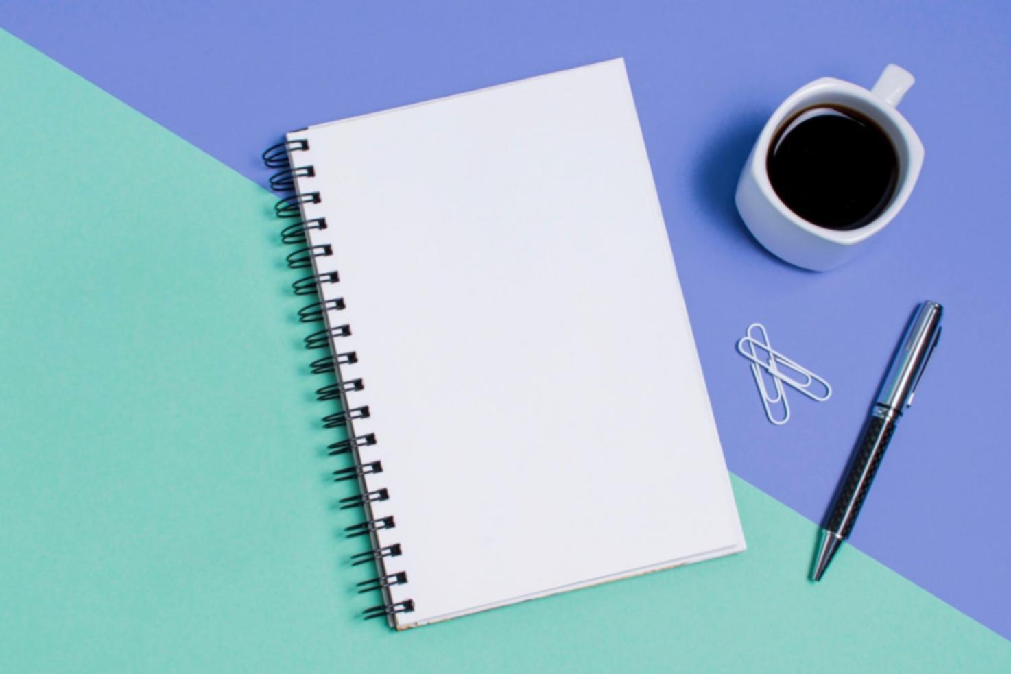 Escritorio con calculadora, gráficos financieros y documentos organizados